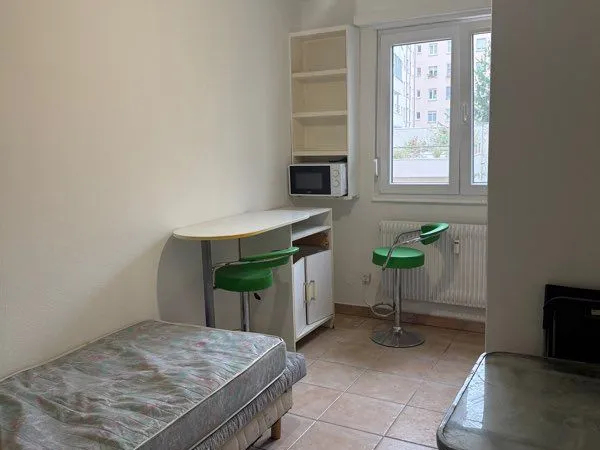 Petite chambre de 10m2 quai rouget de l'isles propre avec douch