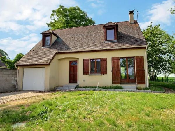 Maison individuelle avec garage et jardin arboré