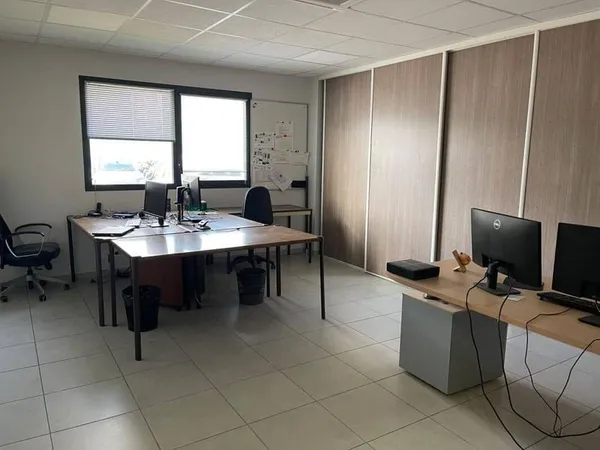 Local d'activité 4 pièces 1343 m²