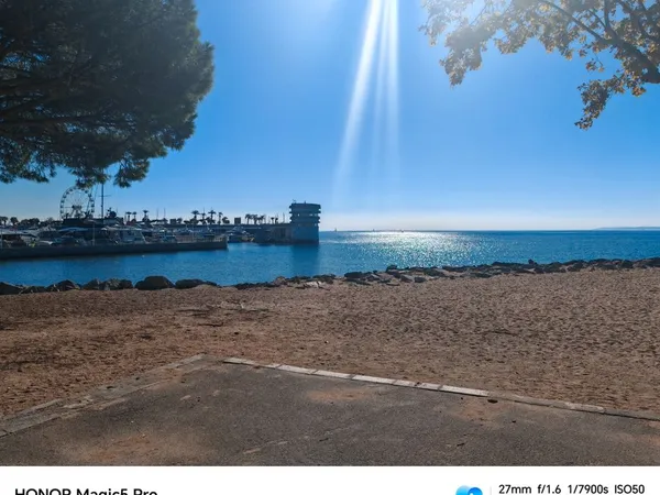 FRÉJUS-PLAGE - Fonds de commerce 180 m² face à la mer - Emplacement exceptionnel