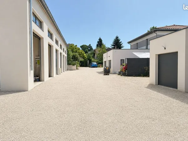 Local d’activité et entrepôt Location Saint-Priest  70m² 750€
