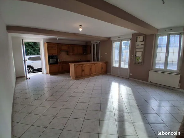 À louer à Barenton - Maison de ville rénovée de 78 m² avec jardin et garage