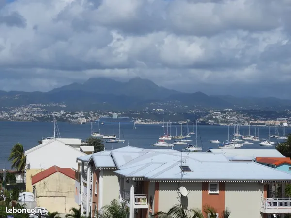 Coup de coeur pour ce studio avec vue mer à 2 pas de la plage de l'anse Mitan