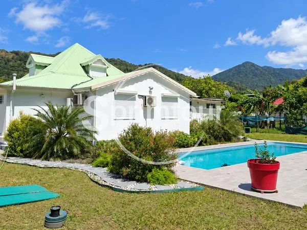 POINTE-NOIRE VILLA DE 150 M2 AVEC PISCINE AU SEL & JACUZZI