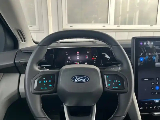 Ford Explorer 286ch extended range 79kwh pack premium rwd — photo 7