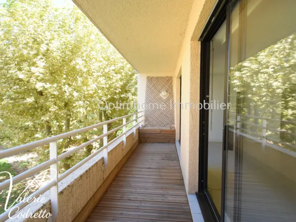 HYÈRES CENTRE-VILLE - T1 BIS / T2 DE 49 M² AVEC TERRASSE - ASCENSEUR 83400