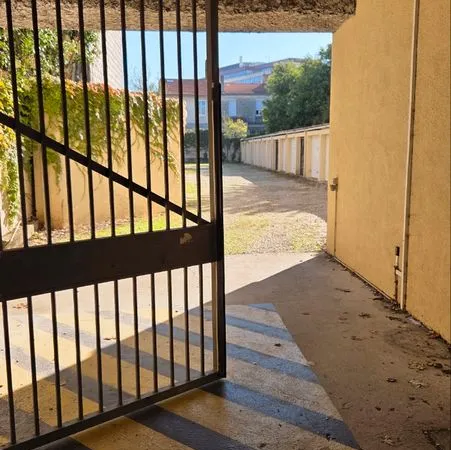 Garage fermé et sécurisé