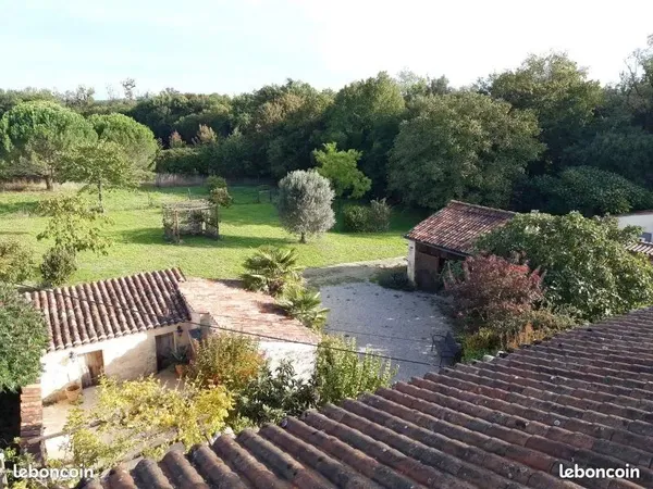 Maison Charentaise nichée dans un écrin de verdure 🌳
