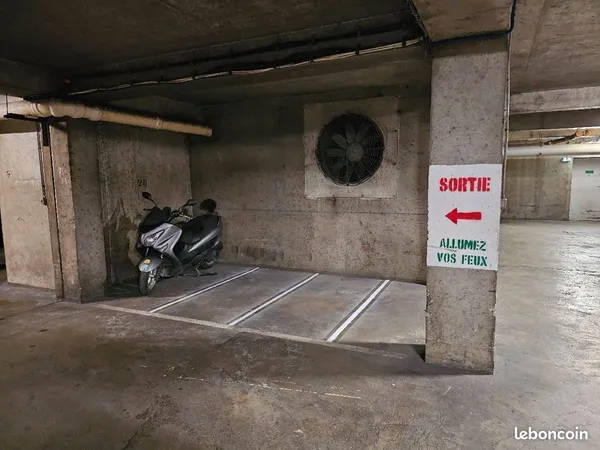 🛵 Place Parking moto/scooter - 35 rue Fontarabie Paris 20e 🛵