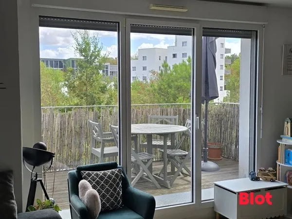 A vendre, Maison-Appartement, 3 chambres, terrasses, 2 stationnements