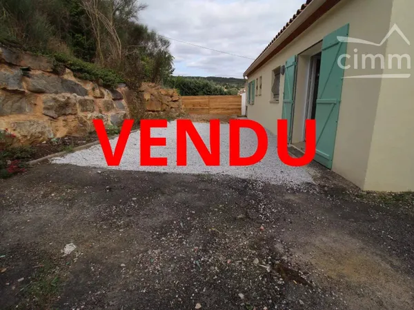 A vendre une villa 4 faces de plain pied avec un garage et un jardin