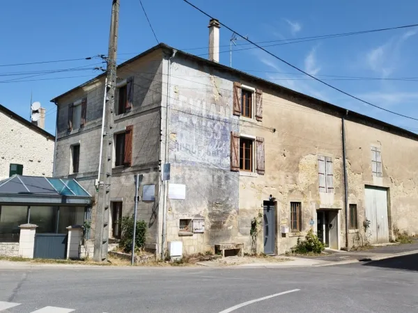 Maison en pierre style corps de ferme - 200 m² habitables avec dépendances - jardin & espace profess