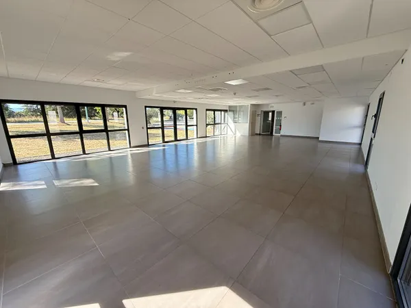 A LOUER LOCAL PROFESSIONEL 125 M2 RDC parking privatif sortie autoroute