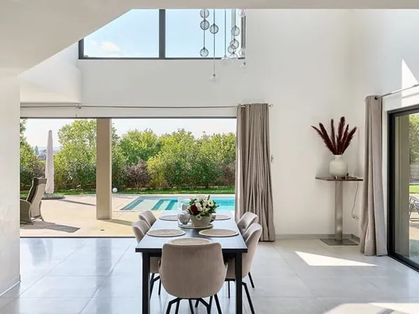 Un refuge contemporain entre ville et forêt