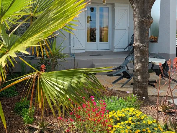 T2 meublé rez de jardin dans villa à 400 mètres de la mer