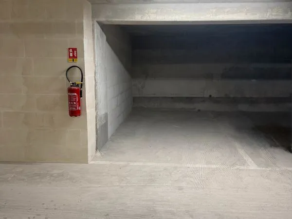 Parking à louer - Résidence récente sécurisée - Combs-la-Ville Mairie