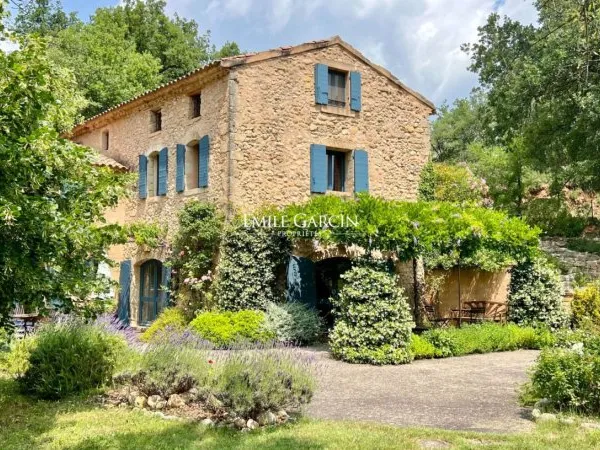 A vendre - Ancien moulin rénové bordé par une rivière - Sud Luberon