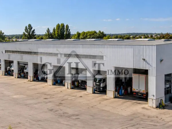 Local industriel 2 200 m²