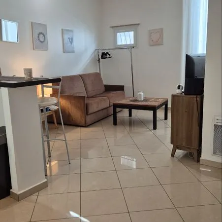 Studio lumineux traversant centre ville