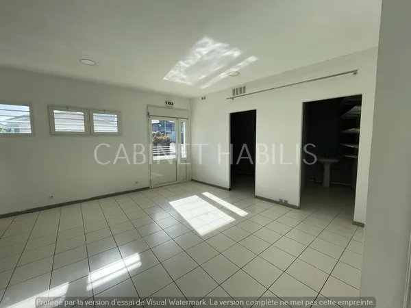 A LOUER - LOCAL COMMERCIAL DE 47.61 m2 ENVIRON - SAINT-PIERR