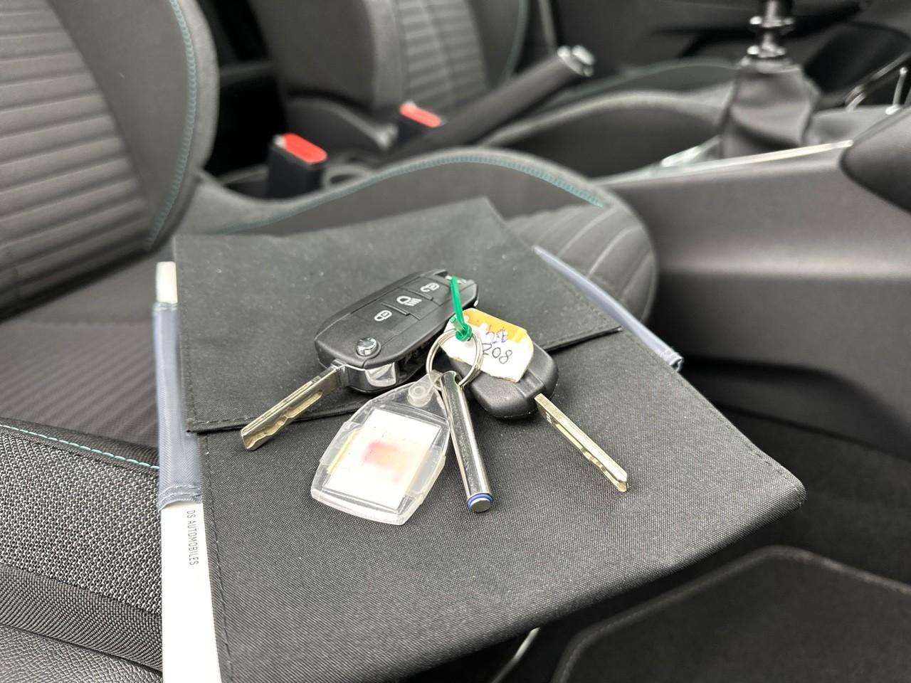 Peugeot 208 puretech 100 s&s bvm6 style — photo 32