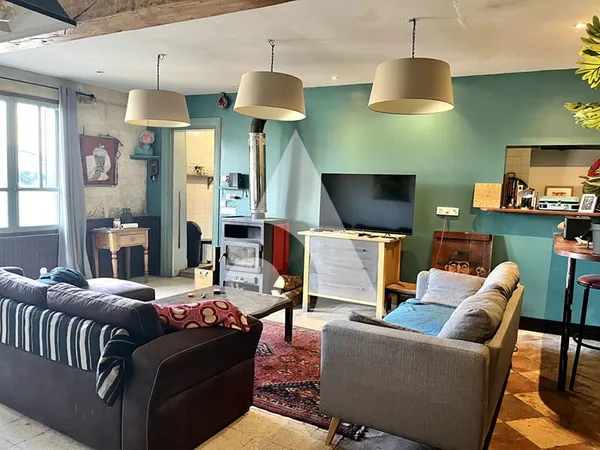 Immeuble La Riviere, Local commercial et deux T2, 263 m2
