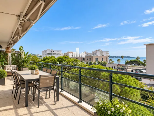 JUAN LES PINS APPARTEMENT 3 PIECES DERNIER ETAGE GARAGE