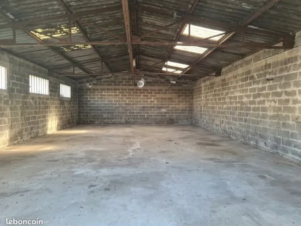 Loue hangar/atelier de 142 m2 avec mezzanine, idéal pour stockage. Proche de Bordeaux, proche de l'a