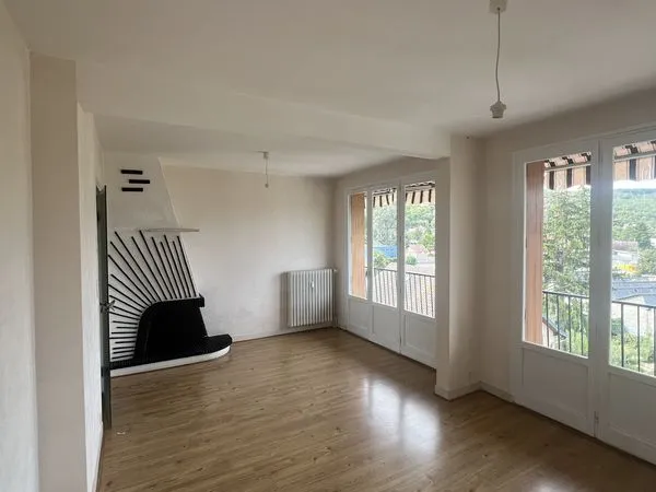 Bourgoin-Jallieu - Appartement T4 de 76 m², 3 chambres, balcon et cave