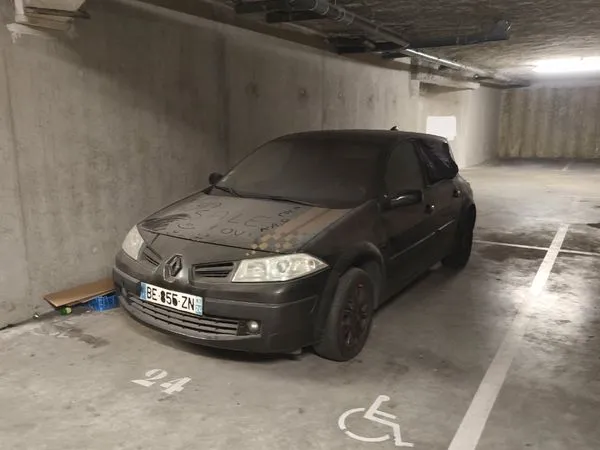 Grand parking sécurisé