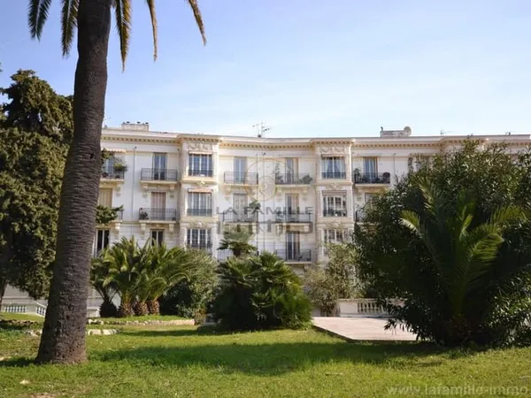 LAFAMILLE IMMO vous propose:Dans bel immeuble bourgeois char