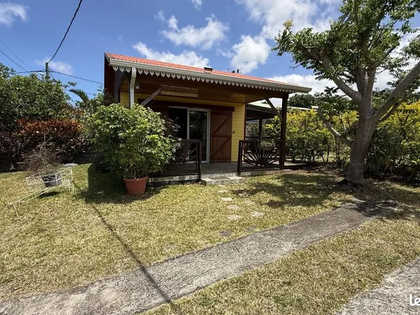 A vendre maison de 25 m2 implantée sur 209 m2 de terrain à 200 m d'altitude en impasse