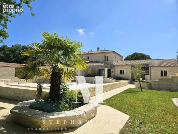 Maison de charme avec dépendance et piscine à Breuillet