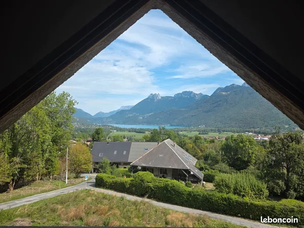 Belle maison avec vue sur le lac et la montagne