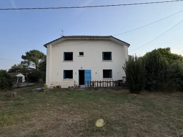 Maison de campagne avec garage et jardin .