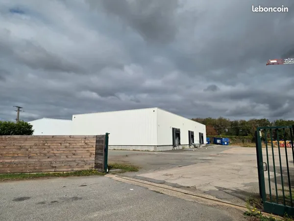Local Entrepôt 1900m² de stockage et bureau