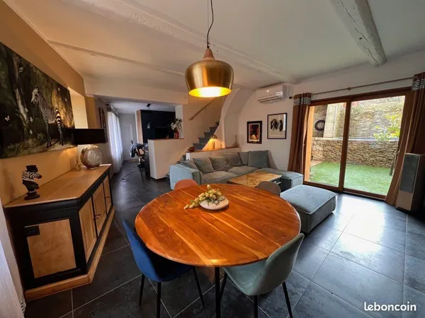 Homps -maison de village rénovée,meublée,avec mini-piscine et cour sans vis-a-vis