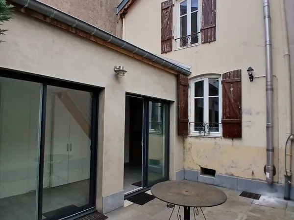 A louer Maison dans un écrin de verdure en pleine ville