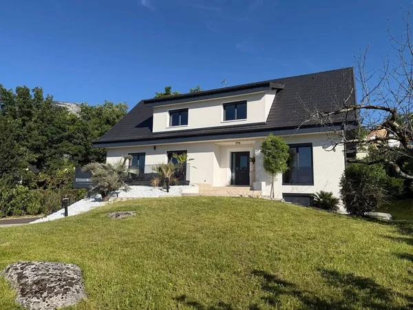 Maison 8 pièces 239 m²