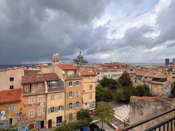 À LOUER - Studio 17 m² entièrement rénové - Dernier étage - Le Panier