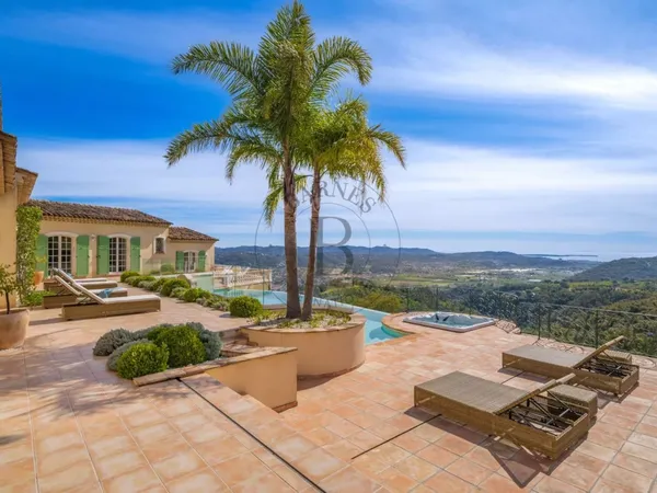 PROCHE MOUGINS - VILLA PROVENÇALE AVEC VUE MER ET COLLINES PANORAMIQUE