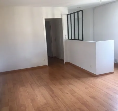 Appartement 2 pièces F2 de 43 m2 au 2 ème étage, hyper centre de Soissons