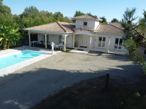 Deux maisons avec piscine et garage