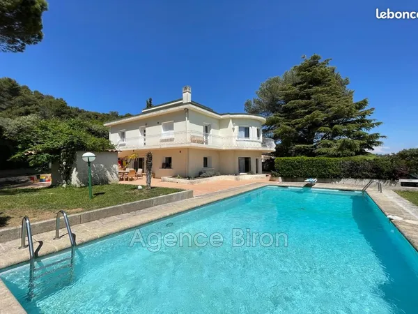 Villa 8 pièces 320 m²