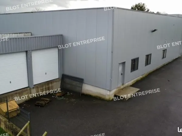 Local d'activité 900 m²