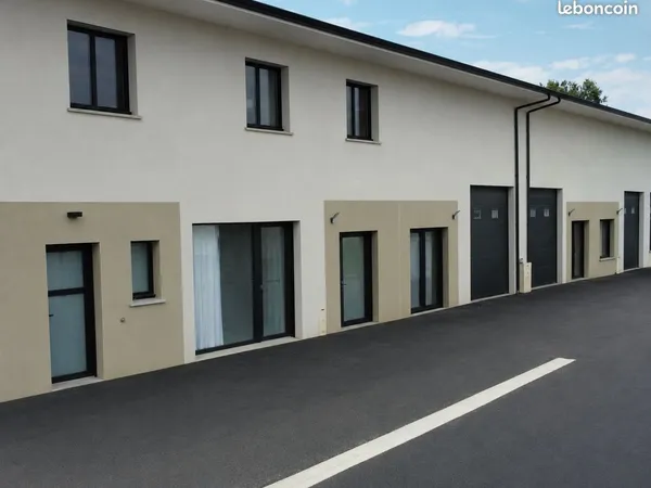 Local professionnel avec vitrine à louer - 20 m² - Noé