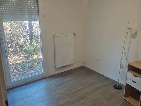 Chambre avec salle de privative et parking