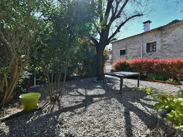 Charmante maison de village en pierre avec jardinet et bassin