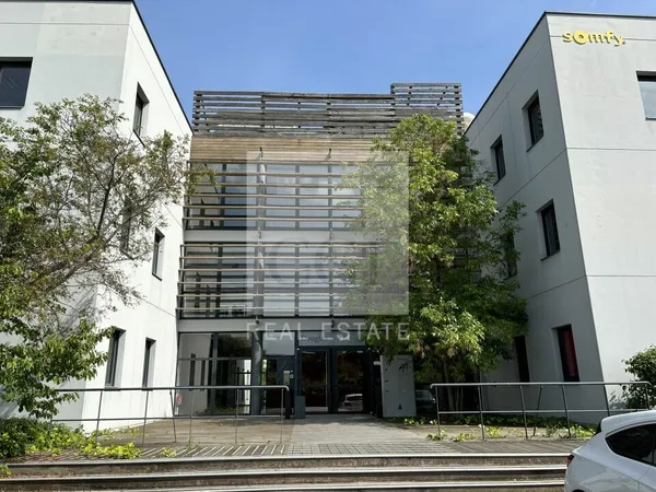 Local professionnel 2428 m²