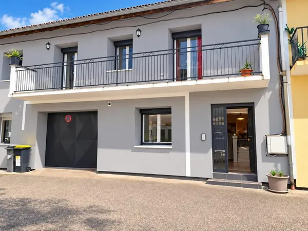 Maison de ville avec appartement indépendant, terrasse, jardin et grand garage
